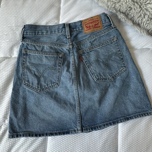 ✨SOLD✨LEVIS Denim Skirt - Size 25 - Picture 4 of 4